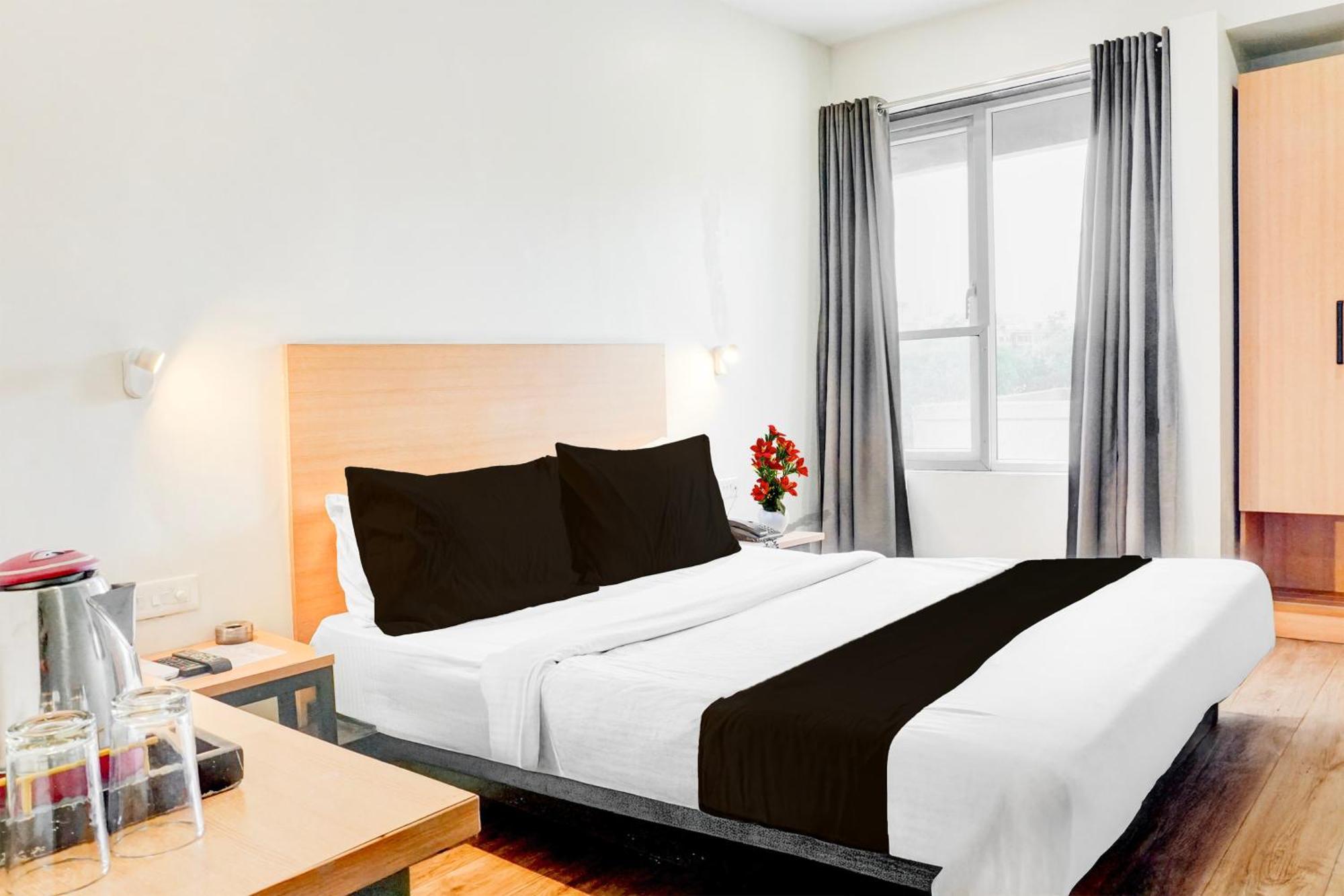 Super Townhouse Mg Road 푸네 외부 사진