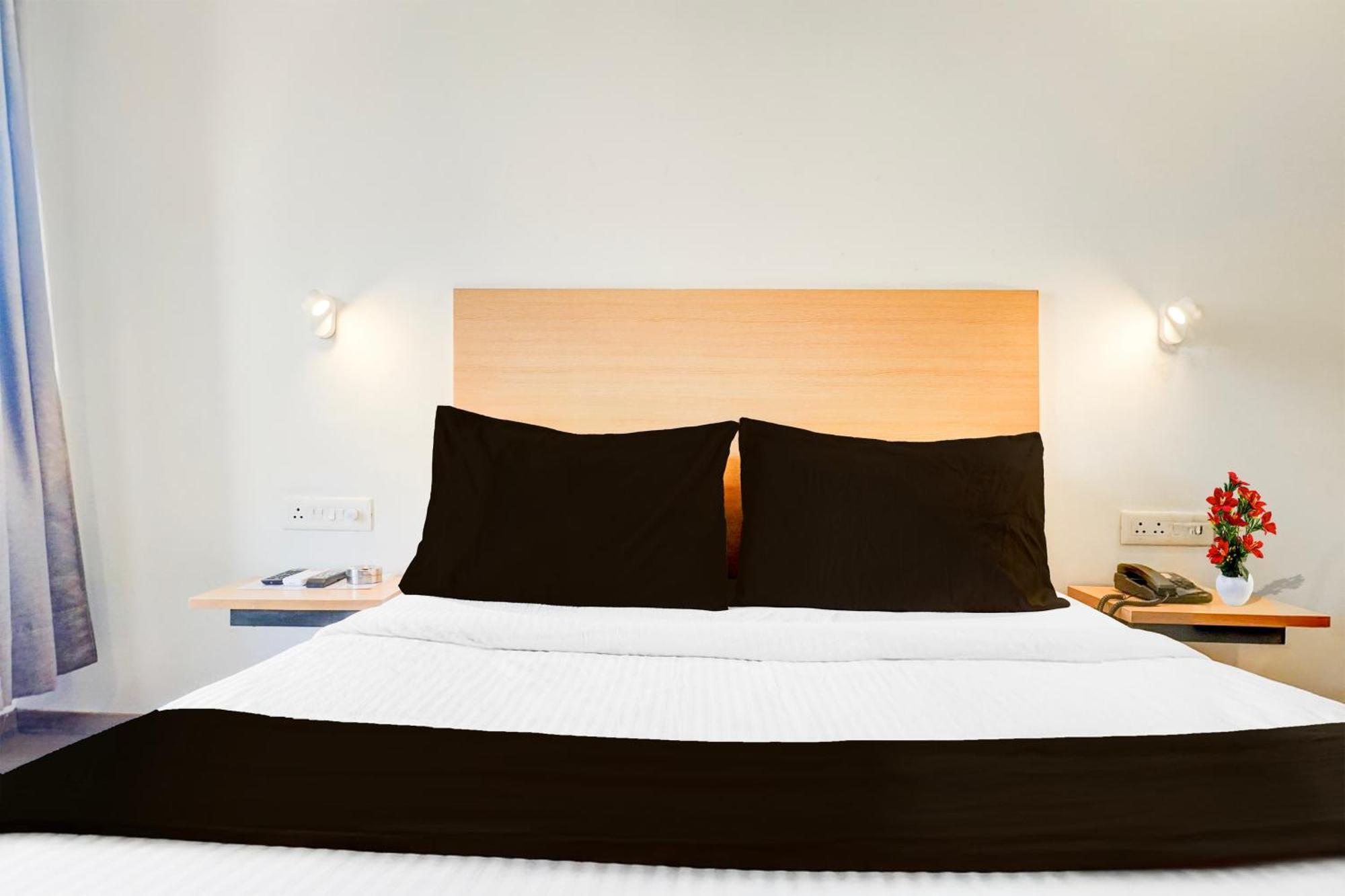 Super Townhouse Mg Road 푸네 외부 사진