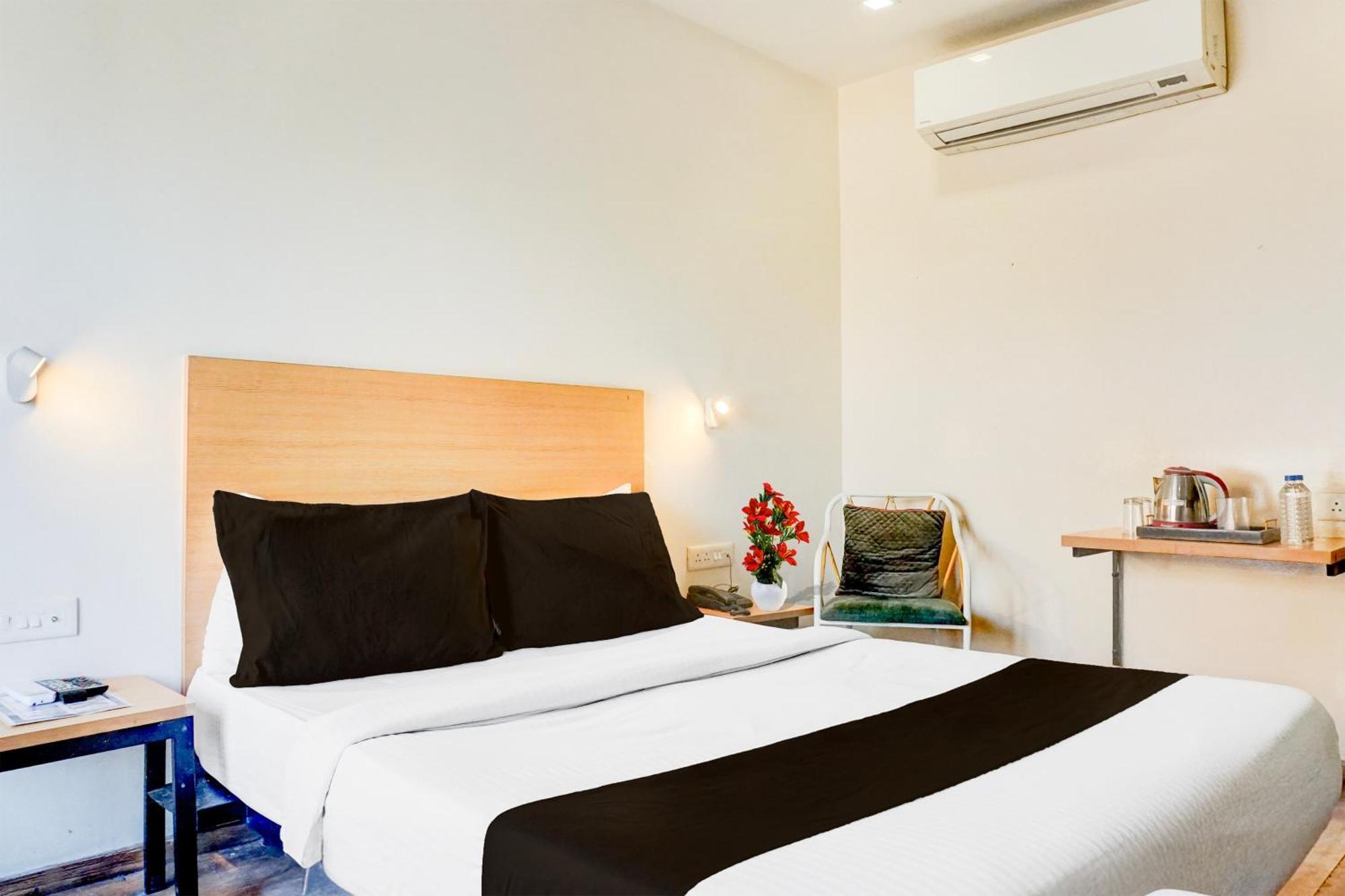 Super Townhouse Mg Road 푸네 외부 사진