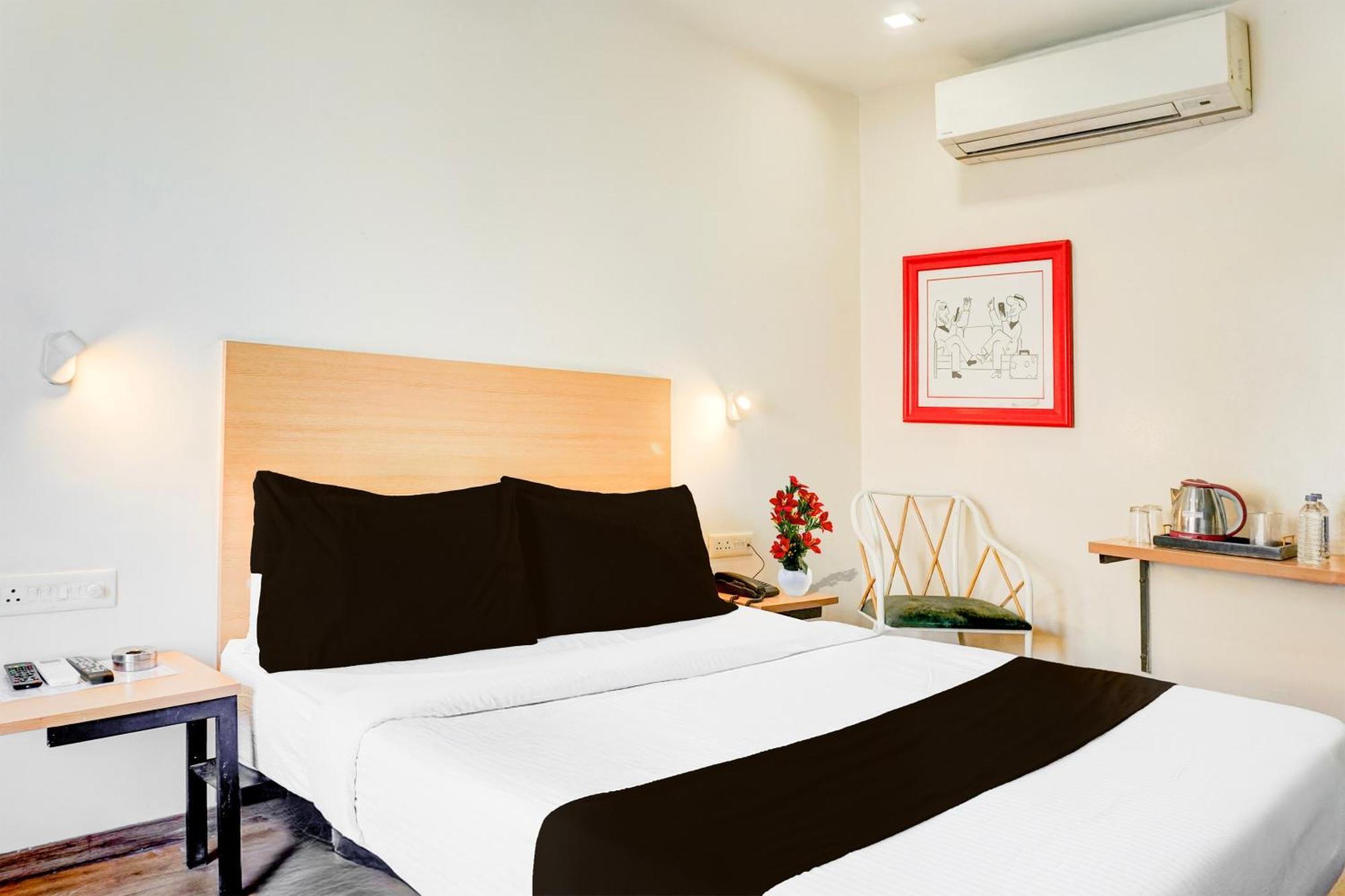 Super Townhouse Mg Road 푸네 외부 사진