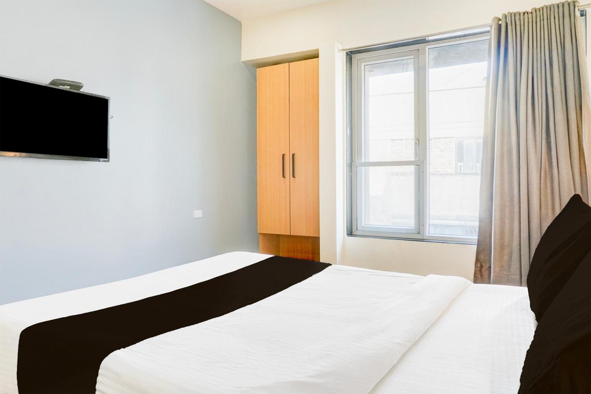Super Townhouse Mg Road 푸네 외부 사진