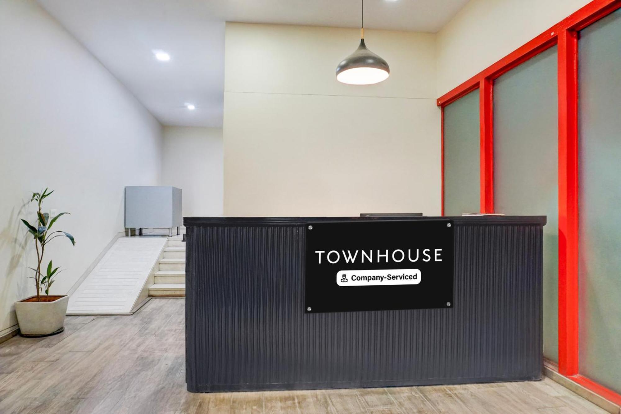 Super Townhouse Mg Road 푸네 외부 사진