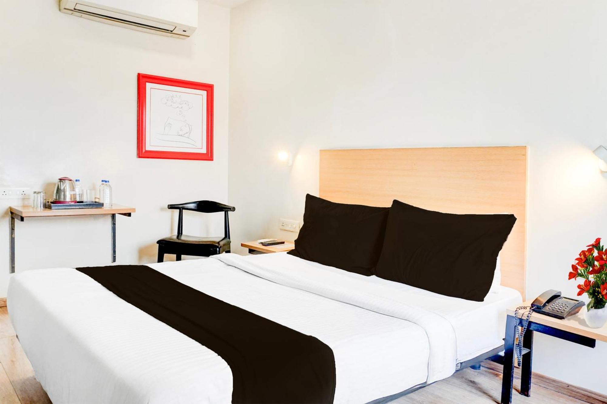 Super Townhouse Mg Road 푸네 외부 사진